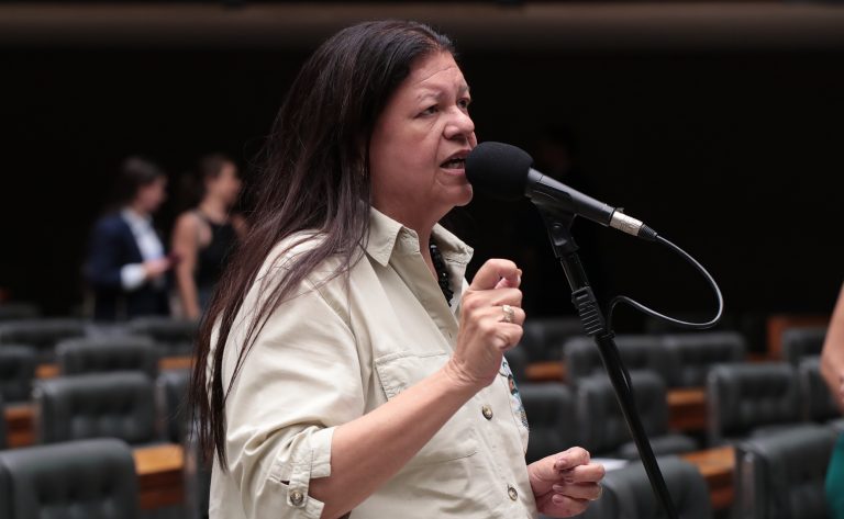 Piso salarial de R$ 5,5 mil para assistentes sociais é aprovado na Câmara e pode seguir para o Senado