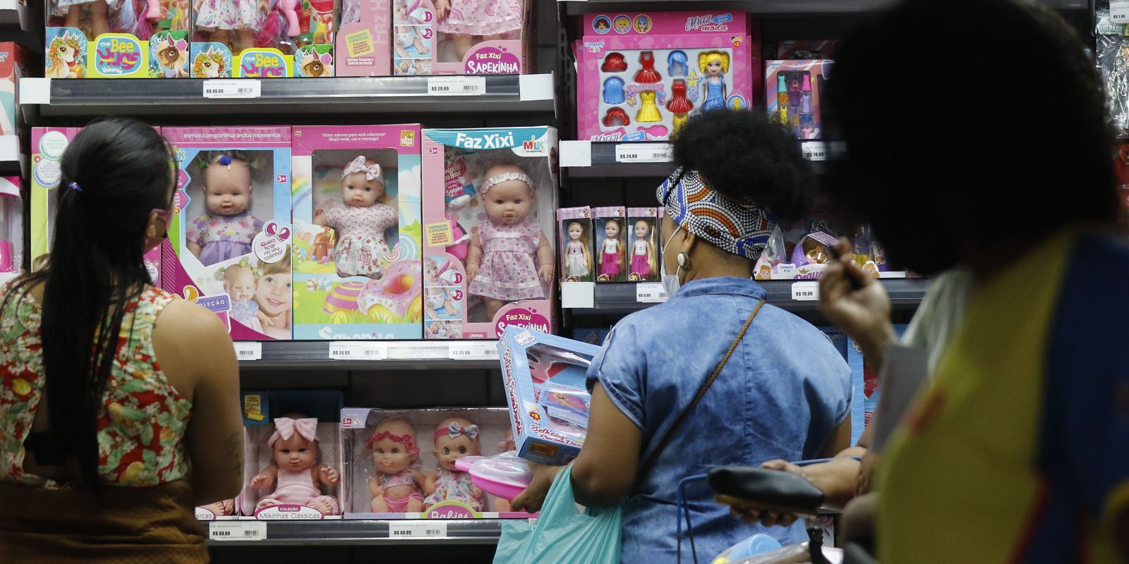 Comércio brasileiro cresce 0,5% em março e atinge patamar recorde, impulsionado por dólar mais baixo