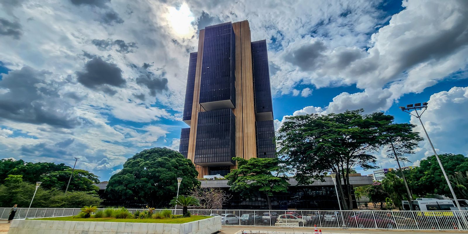 Juros elevados pesam mais sobre a dívida pública do que os gastos do governo, apontam economistas