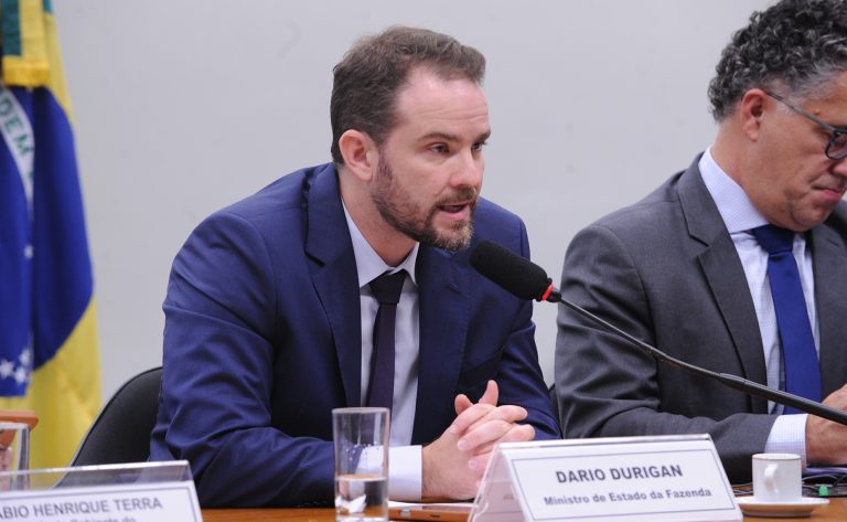 Ministro da Fazenda defende o encerramento da jornada 6x1 durante debate na Câmara dos Deputados