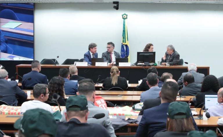 Centrais sindicais solicitam fim imediato da escala 6x1