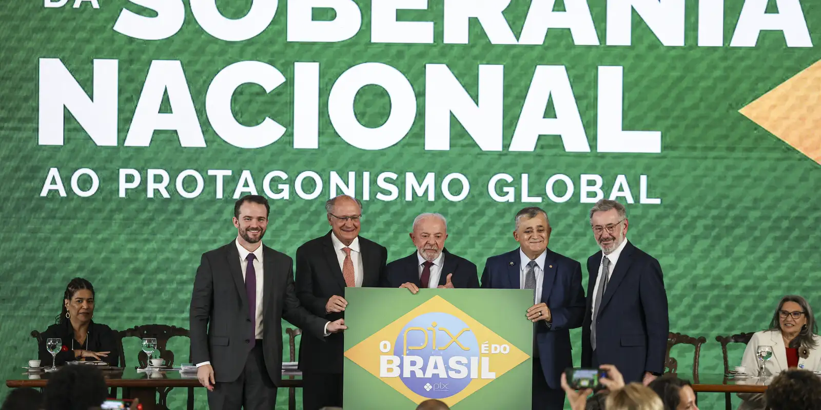 Durigan reafirma soberania nacional e defende Pix em meio a tensões