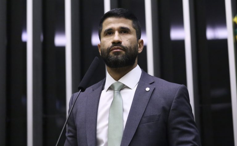 Comissão aprova projeto que reconhece certificação de bombeiro mergulhador
