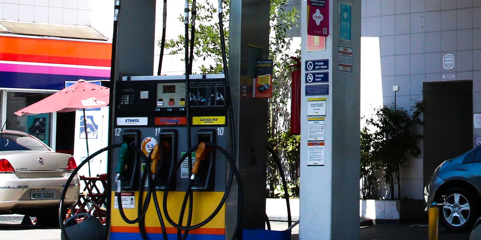 Preço da gasolina recua impulsionado pela concorrência do etanol e subsídios