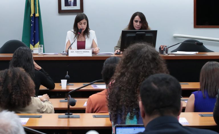 Nova versão de projeto criminaliza misoginia e propõe punições mais severas
