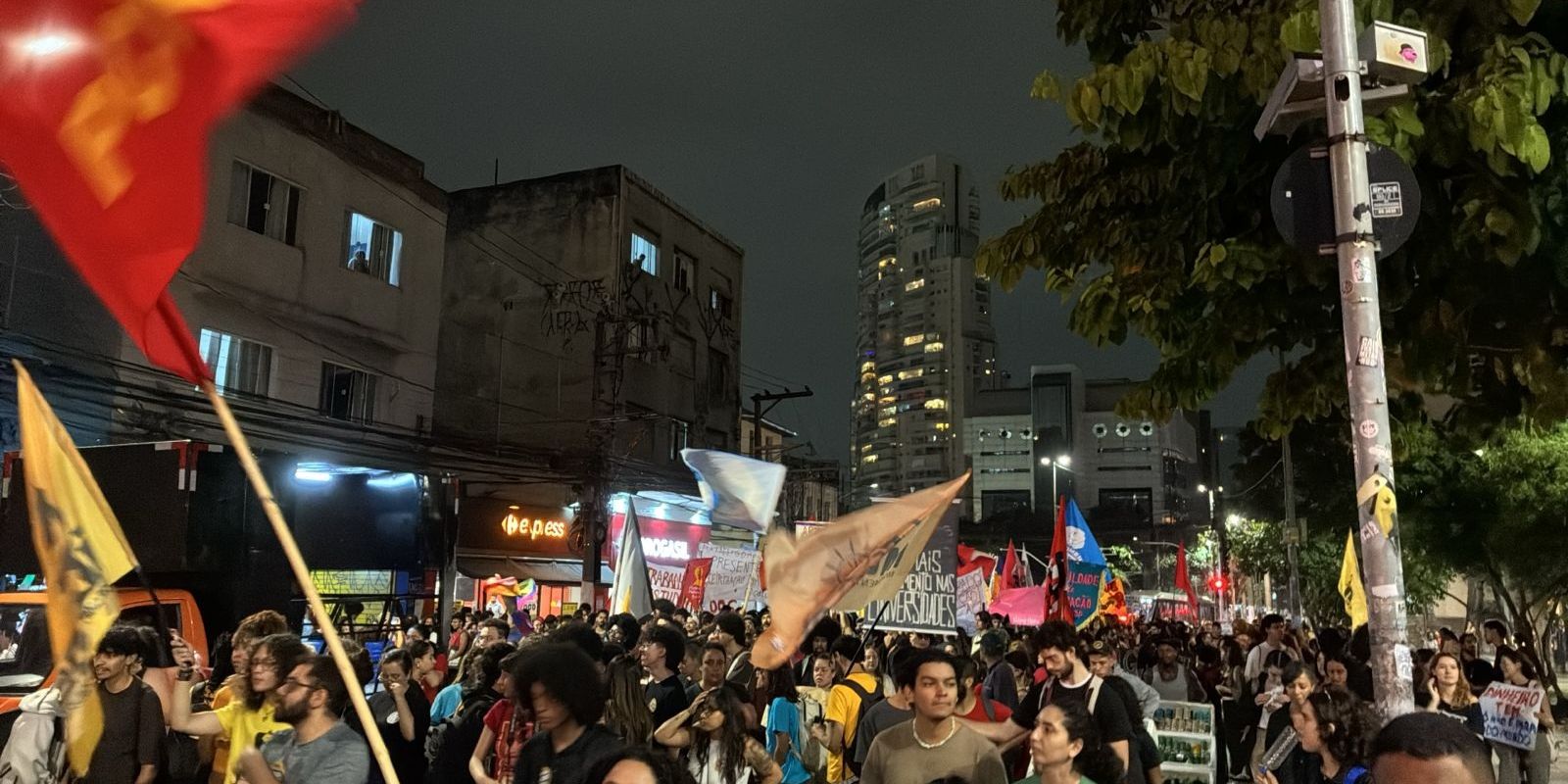 Universitários de São Paulo protestam contra cortes de verbas
