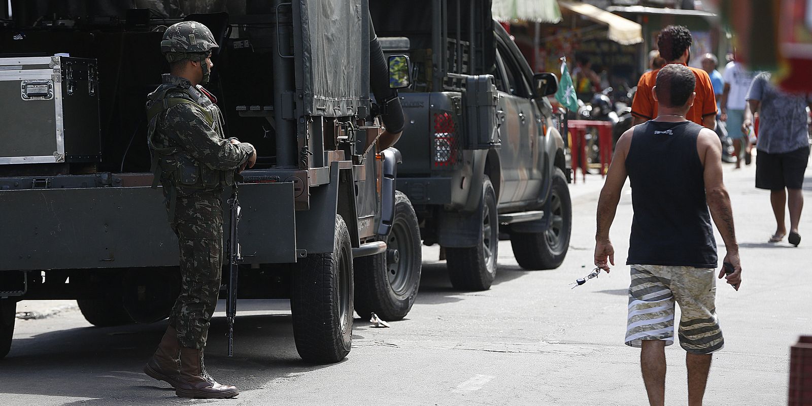 Operação policial em busca de 56 mandados de prisão no Complexo da Maré, Rio de Janeiro