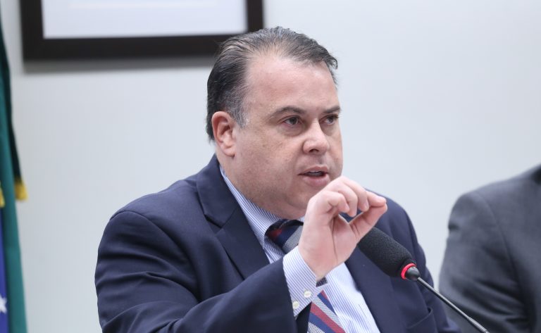 Comissão dá aval a iniciativa que institui programa de formação digital para idosos