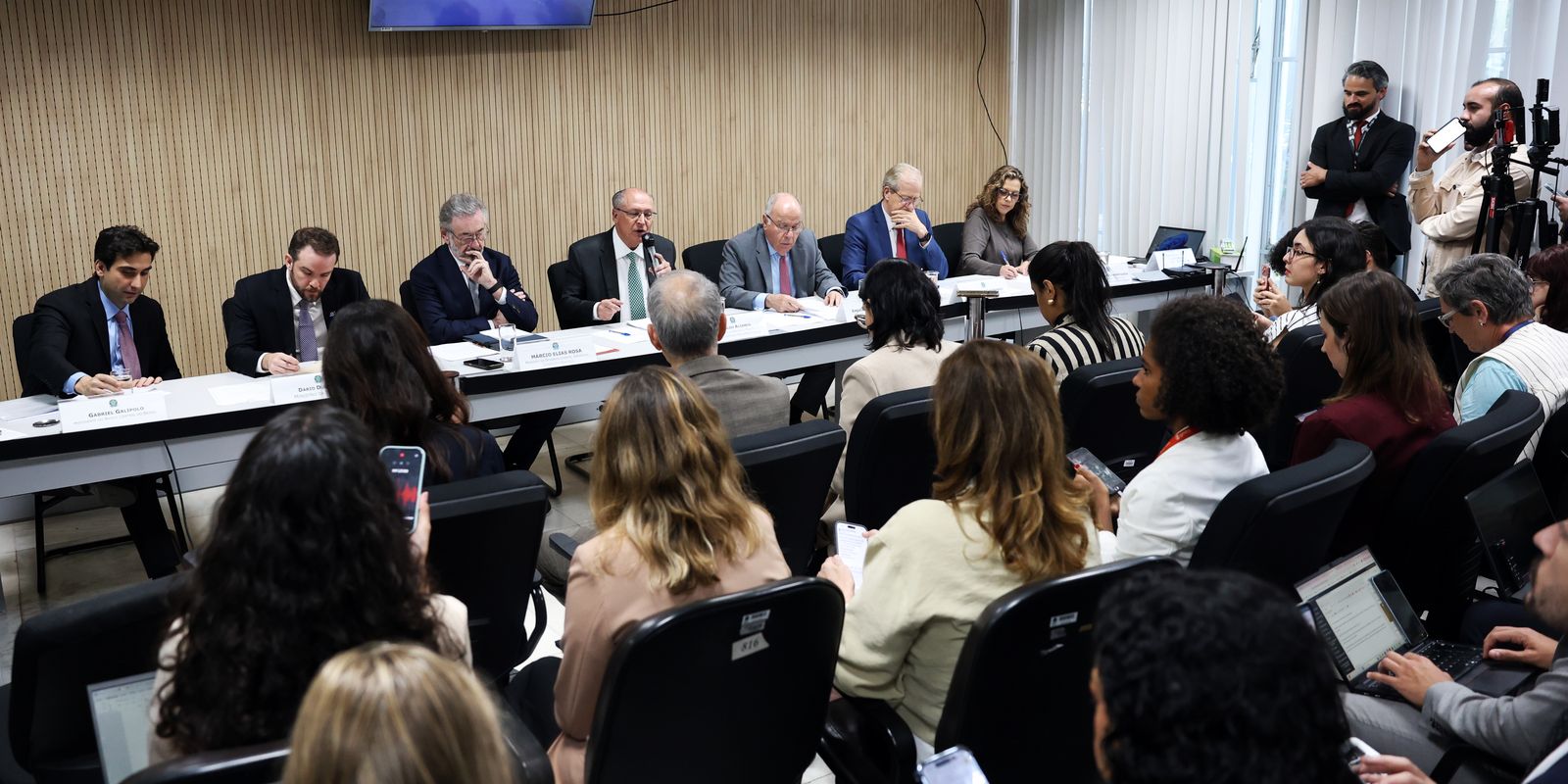 Setores brasileiros afetados por tarifas dos EUA receberão novo auxílio