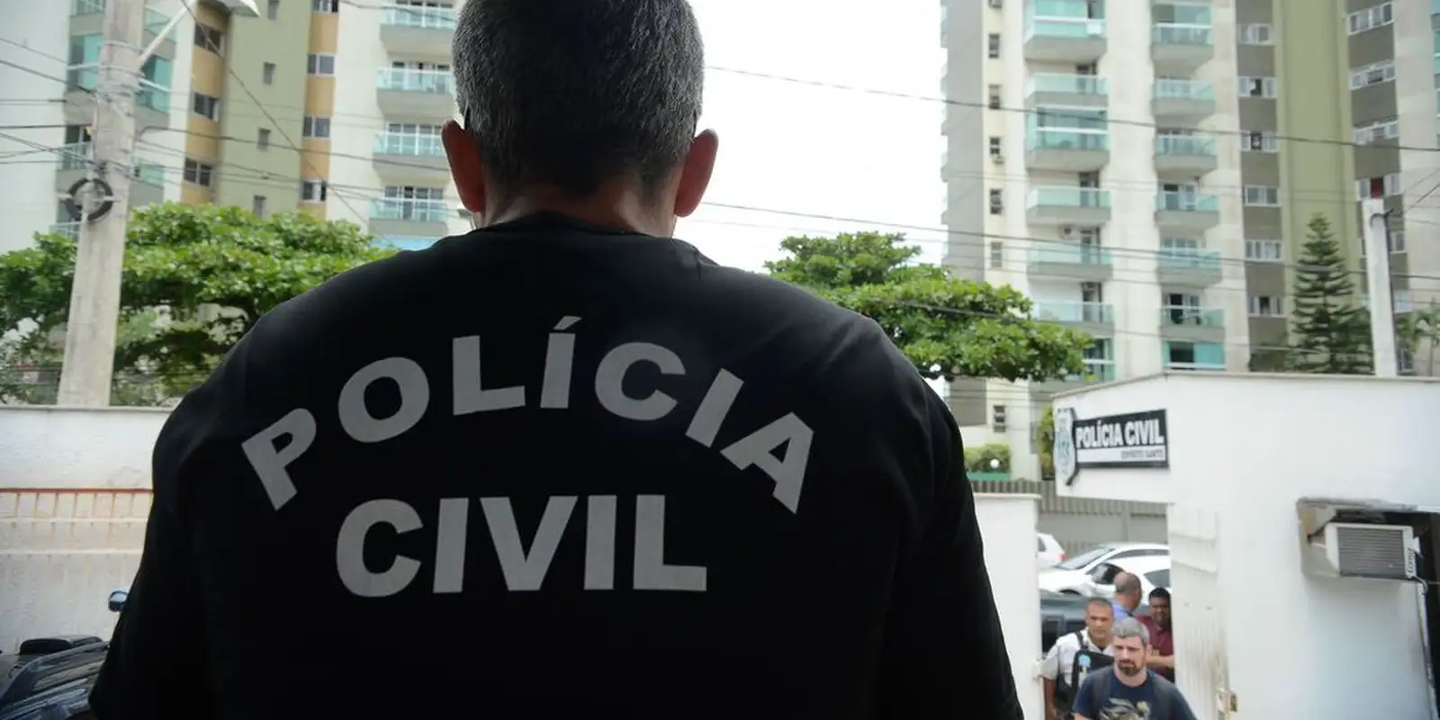 Operação no RJ mira lavagem de dinheiro do Comando Vermelho em clube e pousada