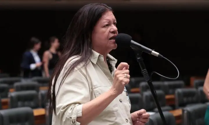 Piso salarial de R$ 5,5 mil para assistentes sociais é aprovado na Câmara e pode seguir para o Senado