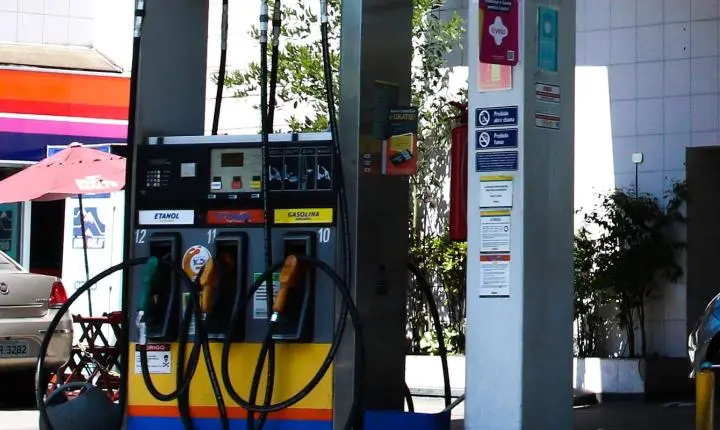 Preço da gasolina recua impulsionado pela concorrência do etanol e subsídios