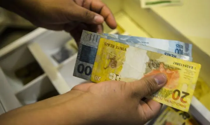 Governo federal projeta salário mínimo de R$ 1.717 para 2027