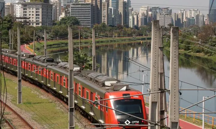 Greve de trens em SP gera mais de 2 mil km de engarrafamento