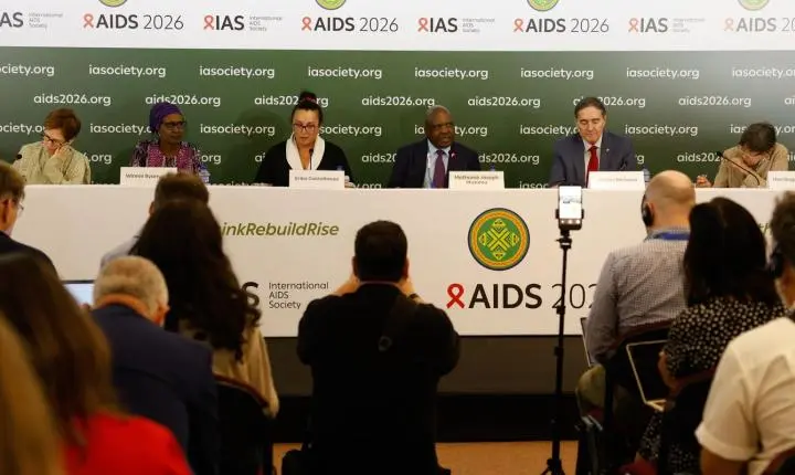 Infecções por HIV atingem menor nível global, mas corte de verbas gera alerta