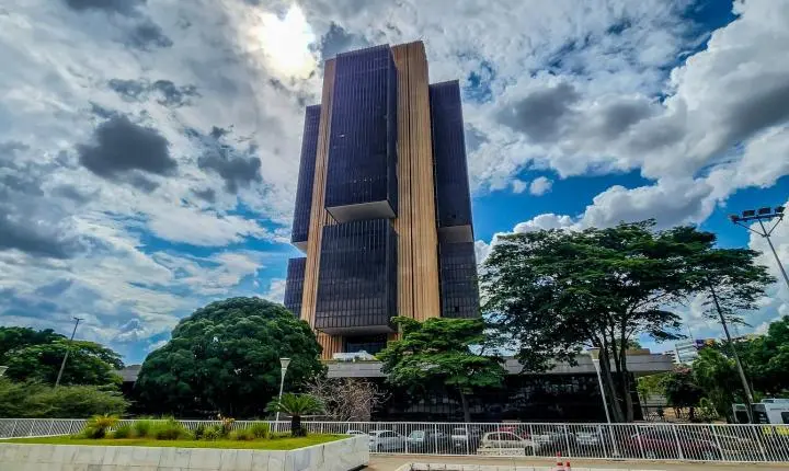 Juros elevados pesam mais sobre a dívida pública do que os gastos do governo, apontam economistas