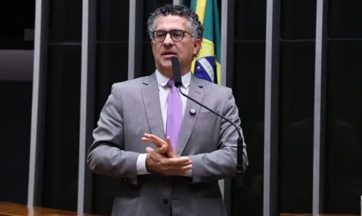 Projeto de lei busca garantir remarcação e desistência de passagens sem multas
